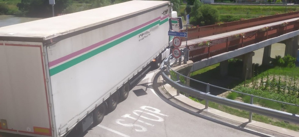 Cerca di attraversare il ponte ma rimane incastrato e il camion blocca la strada